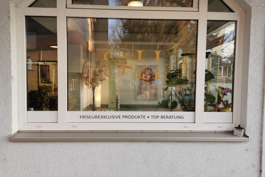 Schaufenster von Supreme Hair mit goldenem Logo und dem Hinweis Top Beratung